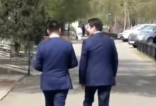 "Без охраны?": двоих мужчин, похожих на акимов Павлодара и Павлодарской области, засняли на видео