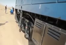 Лопаты в помощь: железнодорожные рельсы замело песком в Мангистау (ВИДЕО)