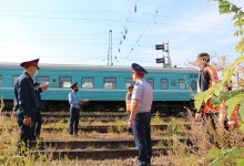 Четверо казахстанцев чуть не погибли под колесами поездов за прошлые сутки