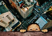 Четырехлетний мальчик выпал с балкона третьего этажа в Усть-Каменогорске