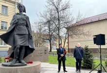 К памятнику Молдагуловой возложили цветы в Санкт-Петербурге