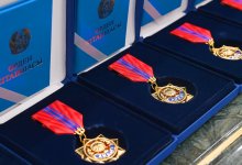 Токаев вручил госнаграды и высшие воинские, специальные звания