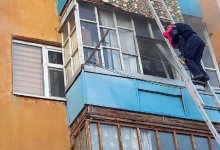 Двоих младенцев спас актюбинский полицейский из горящего дома