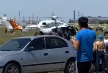 Приземлившийся на трассе в Жамбылской области вертолет удивил казахстанцев. Ответ полиции