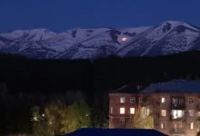 Гигантскую звезду Победы в горах на высоте 1 700 метров зажгли в Риддере