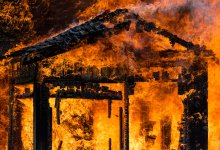 Два дома и три хозпостройки сгорели при пожаре в Петропавловске