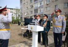 Настоящий парад с оркестром устроили у дома ветерана ВОВ в Усть-Каменогорске (ВИДЕО)