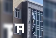 Мужчина спас ребенка, висевшего на карнизе восьмого этажа в столице (ВИДЕО)