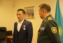 В МЧС наградили мужчину, который спас ребенка от падения из окна в Нур-Султане