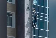 Квартиры подарили двум друзьям, спасшим девочку от падения с восьмого этажа