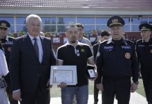 Второму герою, участвовавшему в спасении малышки в столице, вручили награду от МЧС