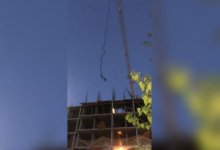 Рабочего насмерть придавило оборвавшимся крюком башенного крана в Нур-Султане