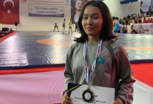 Юная казахстанка впервые получила медаль на турнире по женской борьбе в Турции