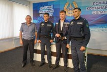 Увидели из окна и бросились на помощь: костанайца, вытащившего водителя из горящего авто, наградили