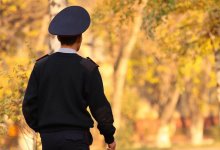 Полицейский оплатил аренду жилья женщине с тремя детьми в Костанае