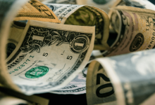 Доллар начал незначительно снижаться по отношению к тенге