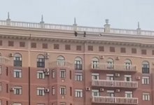 Бегающих по крыше детей сняли на видео в Актау