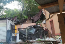 Близ Алматы водитель вылетел с трассы и приземлился на крышу дома