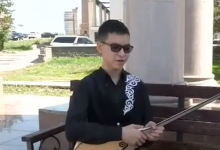 Многомиллионный выигрыш за победу в конкурсе домбристов незрячий карагандинец потратит на квартиру родителям