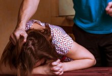 "Избил жену на улице": прохожие заступились за женщину в Шымкенте