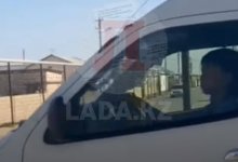 Ребенок за рулем микроавтобуса попал на видео в Мангистауской области