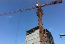 Башенный кран рухнул от ветра на стройке в Усть-Каменогорске