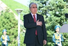 Токаев принял участие в церемонии поднятия государственного флага