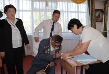 101-летний фронтовик проголосовал первым на своем участке в Кызылординской области