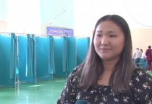 Астанчанка отпраздновала совершеннолетие, впервые проголосовав на референдуме