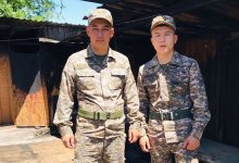 В Алматы солдаты спасли пожилого мужчину из горящего дома