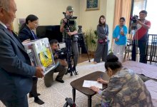 Бибигуль Тулегенова получила свой избирательный бюллетень дома