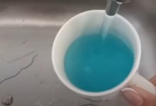 Виноват освежитель воздуха: в Актау из крана пошла синяя вода