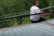 Больше трех часов полицейские уговаривали карагандинца не прыгать с крыши