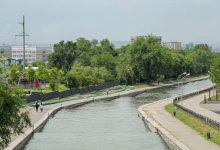 Тонущего подростка вытащили из реки полицейские в Алматы