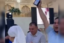 iPhone вместо сувениров: видео с тоя обсуждают в Казнете