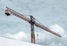 Башенный кран упал из-за сильного ветра в Нур-Султане