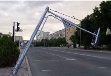 Пьяный водитель снес светофор и опрокинул авто, пострадала беременная