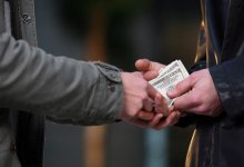 Сотрудник СЭС поставил женщину "на счетчик" в Шымкенте