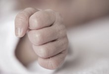 Малыша уронили в роддоме Атырау: главврач больницы уволился