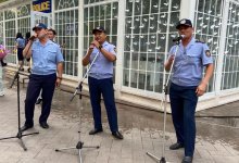 Шымкентские полицейские спели для жителей города