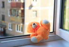 Пятилетний ребенок с инвалидностью выпал из окна в Экибастузе