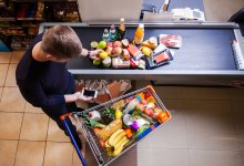 Половину своих доходов казахстанцы тратят на еду