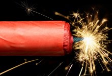 Мужчина отбился фейерверками от бульдозера, который сносил его дом в Китае (ВИДЕО)