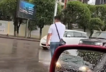 Парень, заменивший регулировщика на перекрестке, восхитил жителей Алматы (ВИДЕО)