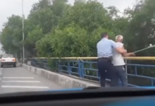 Сел на бордюр и стал горько плакать: брошенный родственниками мужчина пытался прыгнуть с моста в Алматы