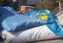 Государственный флаг сделали мешком для мусора в Алматы