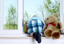 Ребенок выпал из окна квартиры и разбился в Семее