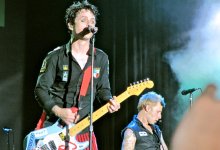 Солист Green Day откажется от гражданства США из-за решения Верховного суда об абортах