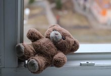 Две девочки-близняшки выпали из окна в Атырауской области