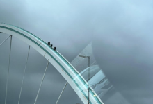 Место притяжения экстремалов: молодые ребята взобрались на арку столичного моста